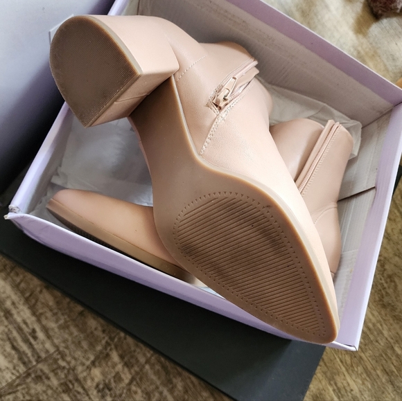 Elegant Tan Ankle Boots - Picture 6 of 7